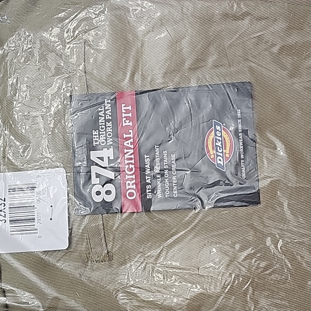 Mens Dickies New in pkg 32x32 khaki pants